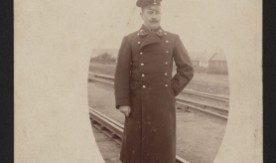Pracownik kolei warszawsko-wiedeńskiej (ok. 1880 - tak podaje opis fotografii, w rzeczywistości zdjęcie zapewne późniejsze)